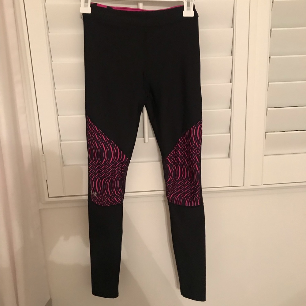 Black and pink under armour leggings
